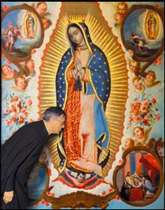 Il vénère un tableau de Notre-Dame, pendant son pèlerinage à la Basilique de Guadalupe, Mexique (1970)