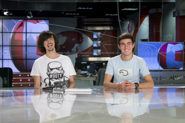 Manuel y Gabi presentadores del noticiero por un día.
