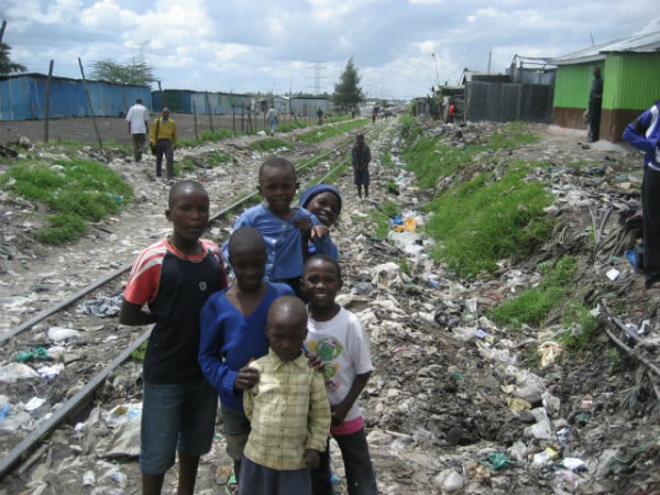 Die Nairobi-Mombasa Zugstrecke führt durch den riesigen Slum östlich von Nairobi