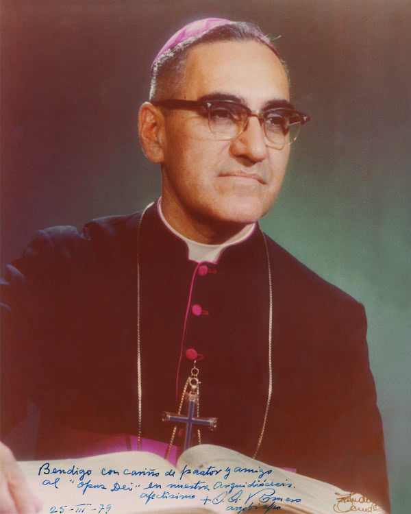 Fotografía en la que Mons. Romero escribió: Bendigo con cariño de pastor y amigo al "Opus Dei" en nuestra archidiócesis. Afectísimo: + O. Romero, arzobispo. 25-III-1979