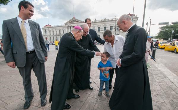 El actual Prelado junto con su precedesor en un viaje a El Salvador.