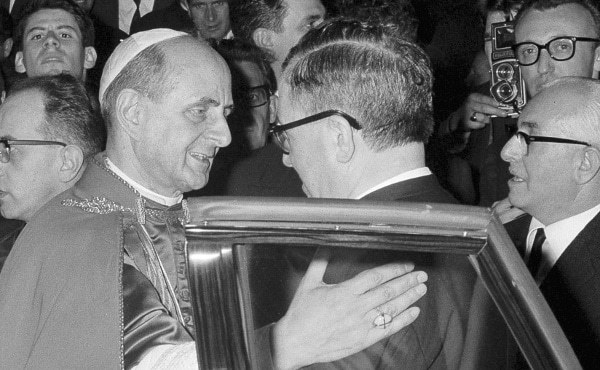 O Beato Paulo VI cumprimenta S. Josemaria durante a sua visita ao centro ELIS (Roma, 1965)