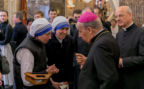 Dos misioneras de la caridad conversan con el Prelado durante su viaje pastoral a Rusia en 2014.