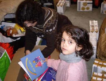 Todos colaboram na preparação dos cabazes de Natal 