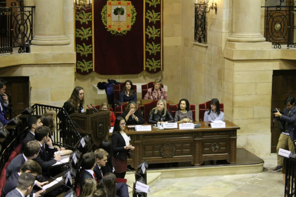 “MUN es para las alumnas una ventana que les permite asomarse a los problemas del mundo, les amplia horizontes y les hace ver que su formación es muy importante”, explica Itxaro Sorozabal, directora de Ayalde.