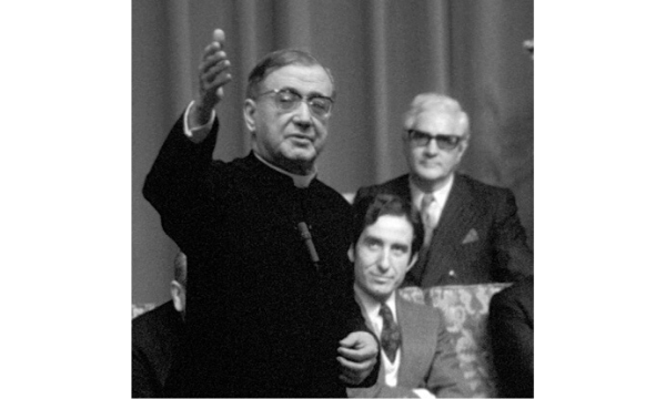 Durante uma tertúlia com São Josemaria em Tajamar (Madri), em 1972: em segundo plano, com óculos, aparece Juan Caldés.