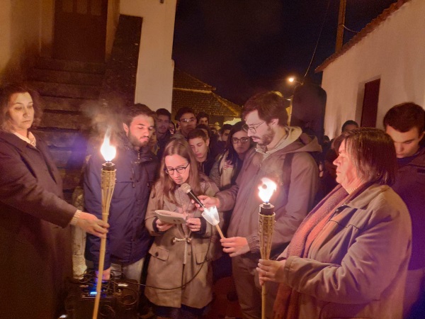Na Via Sacra que organizamos nas ruas de Alcanede. Ajudou-nos o livro “Via Sacra” de S. Josemaria