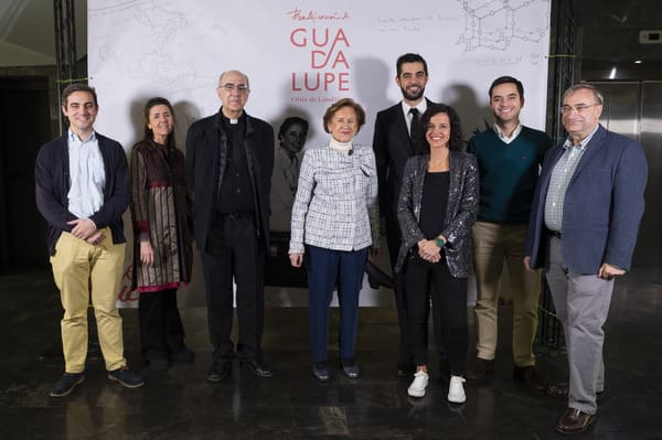 De izquierda a derecha: Manuel Cruz Ortíz de Landázuri, sobrino-nieto de Guadalupe; María Beamonte: directora del Comité organizador de la beatificación; D. José Carlos Martín de la Hoz: videpostulador de la causa de beatificación.; Mª Rosa Garrido: Catedrática de Análisis Documental de la Facultad de Documentación de lo Universidad Complutense y amiga de Guadalupe; Gonzalo del Prado: periodista de Antena 3; María Villarino: autora del reportaje multimedia; Chente Goyeneche: mexicano; Ricardo Moreno: Profesor de Química.