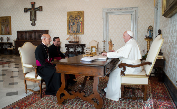 El Papa Francisco, con Mons. Fernando Ocáriz y Mons. Mariano Fazio.