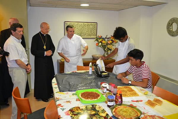 Mons. Fernando Ocáriz visitó las instalaciones de Braval el pasado mes de julio.