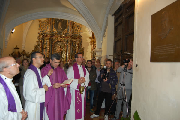 Pablo Lacorte, Vicario de la Delegación del Opus Dei en Zaragoza, y el párroco de Perdiguera, D. Héctor Castaño, durante la bendición de la imagen del fundador del Opus Dei.