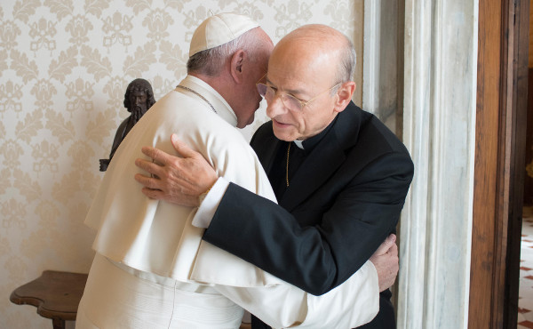 El Prelado del Opus Dei abraza al Santo Padre en la primera audiencia tras su nombramiento.