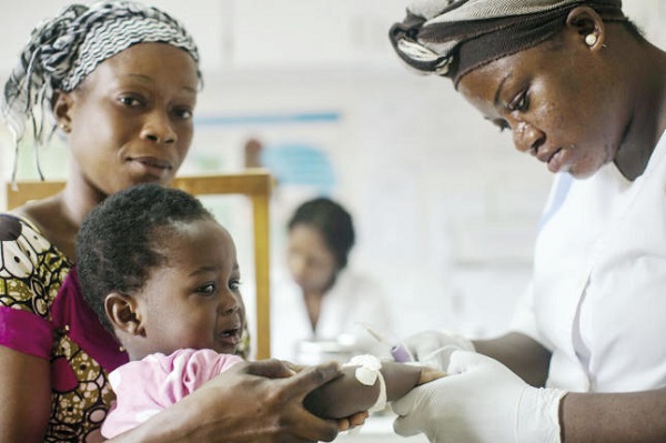 Una madre con su hijo en el Centro Médico y Social Walé. Foto: Ismael Martínez Sánchez