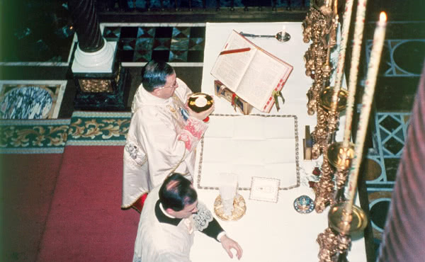 San Josemaría celebra la misa en santa María de la Paz (Roma) el 9 de enero de 1968.
