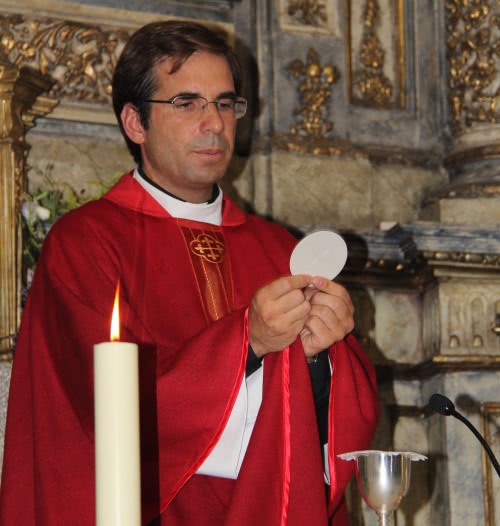 "Ser padre é ser Cristo presente no mundo, mas segundo a missão especial de mediador sacerdotal entre Deus e os homens”.