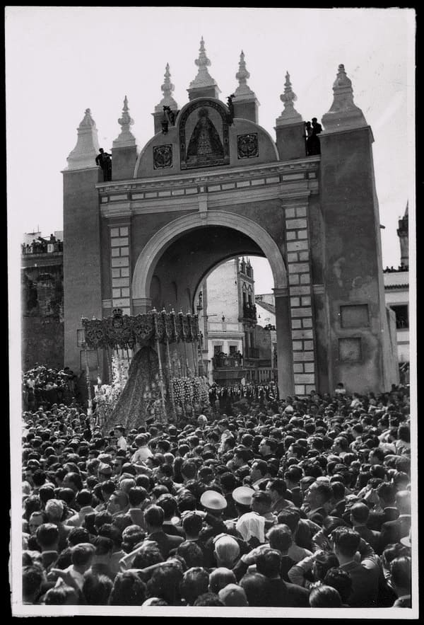 Este encuentro con la fe y las costumbres religiosas de los sevillanos fue una oportunidad para San Josemaría para dirigir el corazón al Cielo, para detenerse en diálogo de enamorado con Santa María