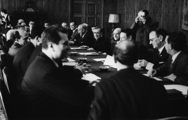 Francisco Ponz (en el centro) con san Josemaría y otros directivos en el salón de plenos de la Universidad el 30 de abril de 1968 | Archivo Fotográfico Universidad de Navarra