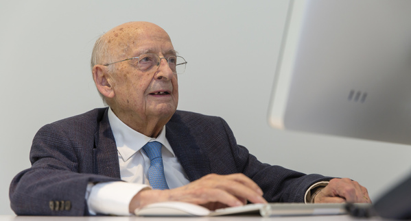 El profesor sigue estudiando a sus cien años para estar al día de su materia tanto como puede | Foto: Manuel Castells