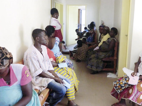 Pacientes en el dispensario de Toumbokro. Foto: Ismael Martínez Sánchez