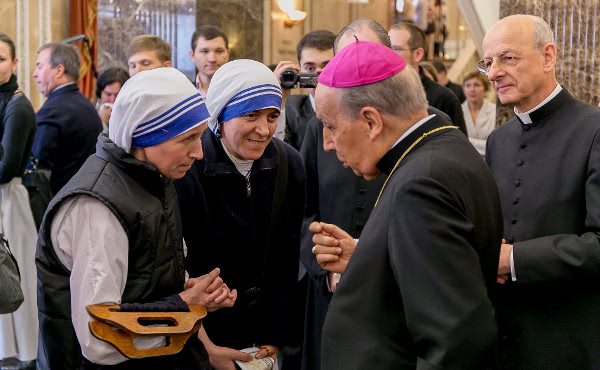 Mons. Javier Echevarría y Mons. Fernando Ocáriz conversan en Moscú con dos hermanas de la Caridad.