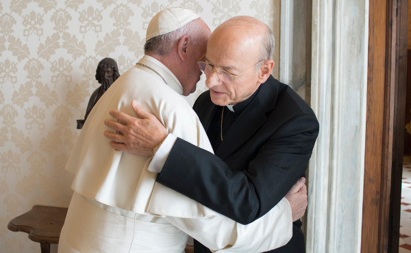 Mons. Fernando Ocáriz abraza a Papa Francisco en una reciente audiencia.