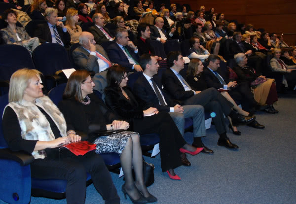 Katu Martínez-Iturbe, secretaria de la Asociación Fontenova; María Luisa Aparicio, subdirector del Centro de Estudios Superiores Aloya; María José Caride, concejala de Urbanismo del Concello de Vigo; Andrés Luna, vicepresidente de la Asociación Fontenova; Ignacio López-Chaves, delegado territorial de la Xunta de Galicia en Vigo; Estefanía Martínez-Brocal, directora del Centro de Estudios Superiores Aloya; Germán Serrano, juez decano de Vigo; y Elena González, concejala del PP en el Concello de Vigo.