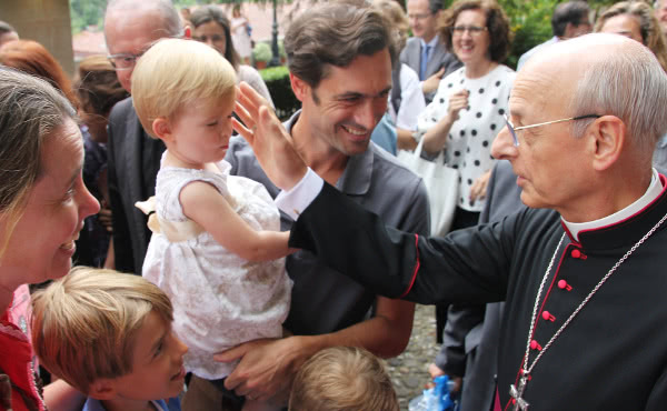 Mons. Fernando Ocáriz aponta 8 desafios para os pais
