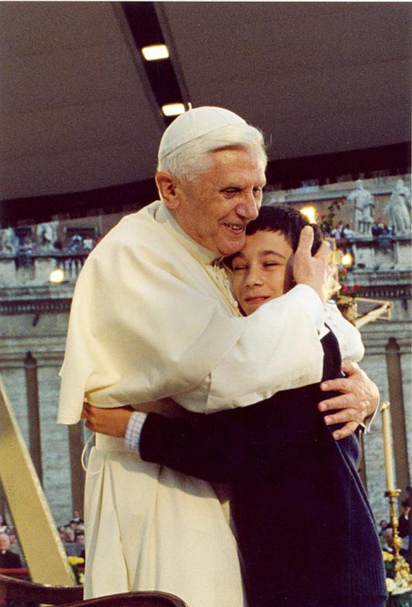 Bento XVI explica a Eucaristia às crianças