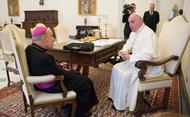Paus Franciscus ontvangt prelaat in audiëntie