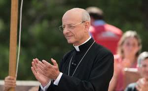 El prelado del Opus Dei a las familias: «Procurad rezar más por el Papa»