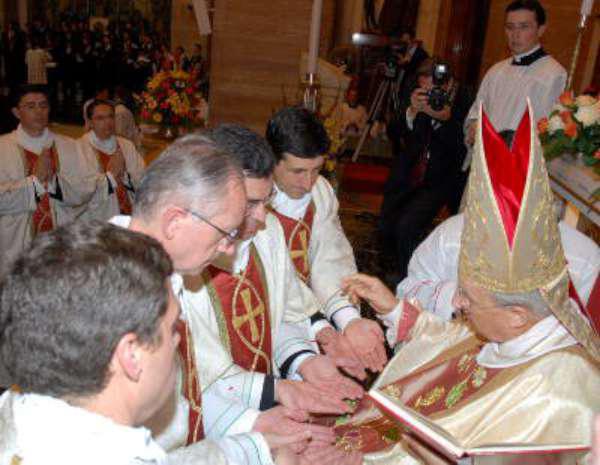 Homilía en las ordenaciones diaconales (noviembre 2012)