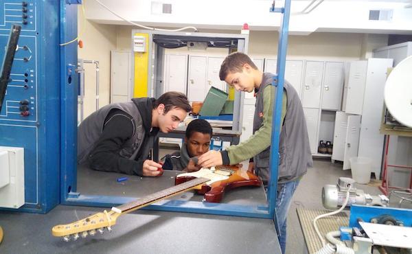 Arreglar una guitarra, arreglarse las heridas del alma