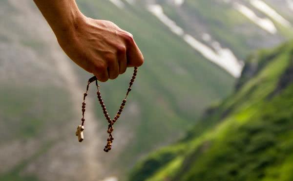 O Papa Francisco convida a rezar o terço todos os dias