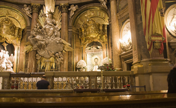 A los pies de la Virgen del Pilar
