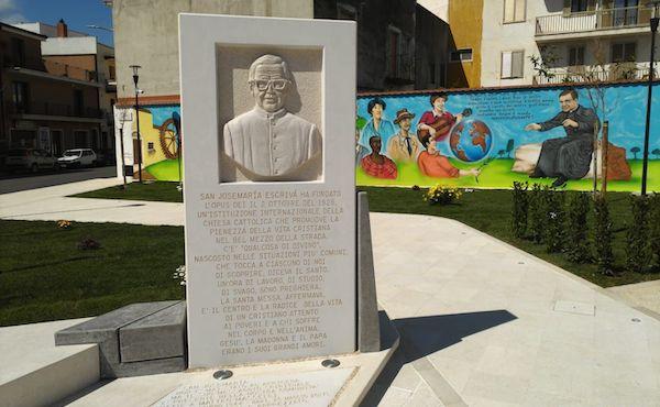 Uma praça dedicada a São Josemaria em Apricena (Itália)