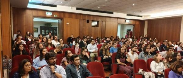Dias dos namorados: 5 áudios em português para ouvir em conjunto