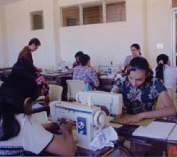 El Salvador: un centro de formación profesional para la mujer