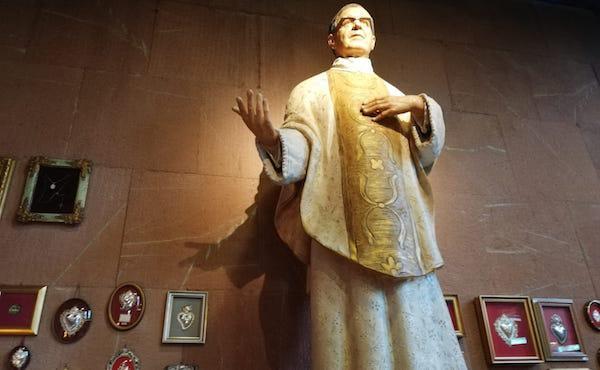 Mons. Ocáriz a San Giovanni Battista al Collatino per benedire una statua di san Josemaría
