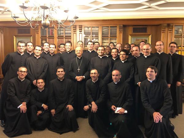 Kard. Parolin: „Být pastýřem znamená žít jako Ježíš.“
