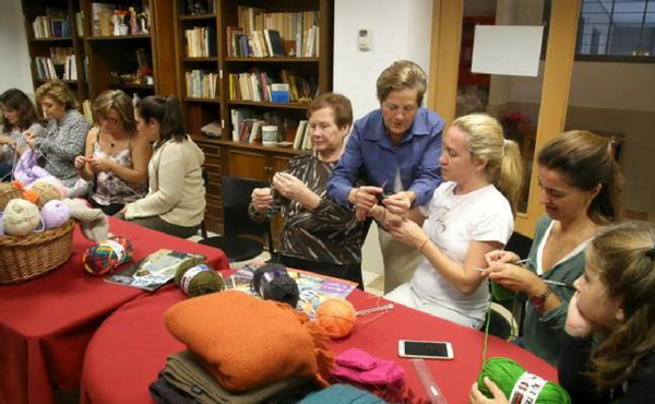«Tejer por Siria»: un taller de confección de ropa de abrigo para enviarla a los refugiados desde Valencia