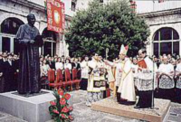 El prelado del Opus Dei bendijo la escultura del beato Josemaría Escrivá